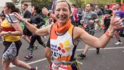 London marathon runner Katy doing thumbs up at the camera