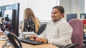 Shuv, a change 100 intern, using a computer